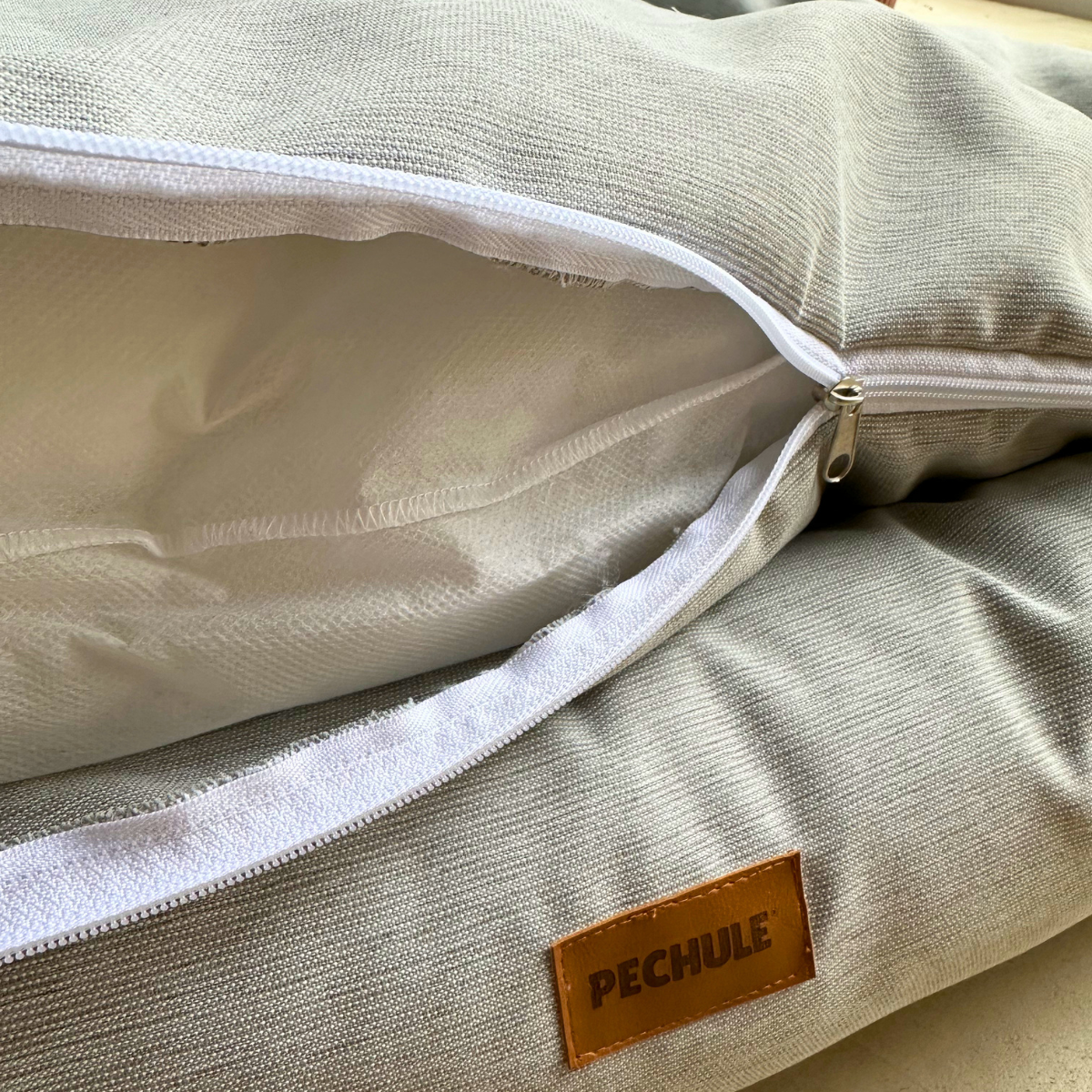 Camita Impermeable Gris - Talle L (90x70cm)