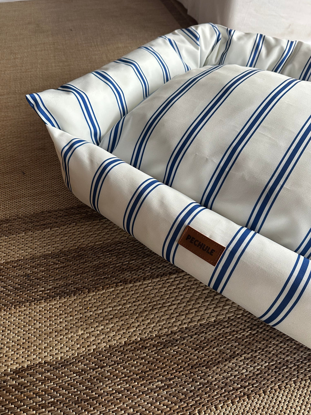 Camita Impermeable Rayitas - Talle M (75x60 cm)