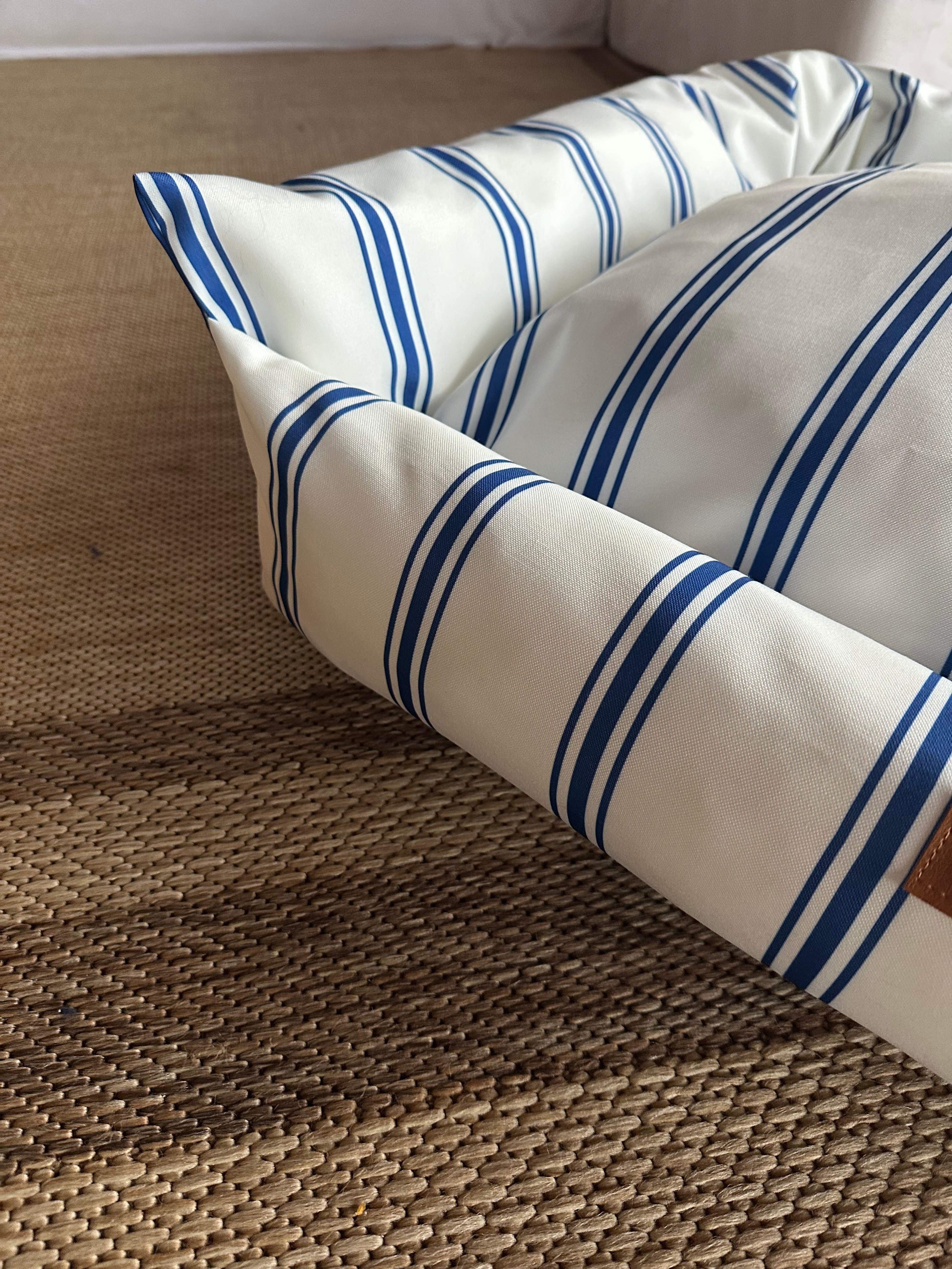 Camita Impermeable Rayitas - Talle M (75x60 cm)