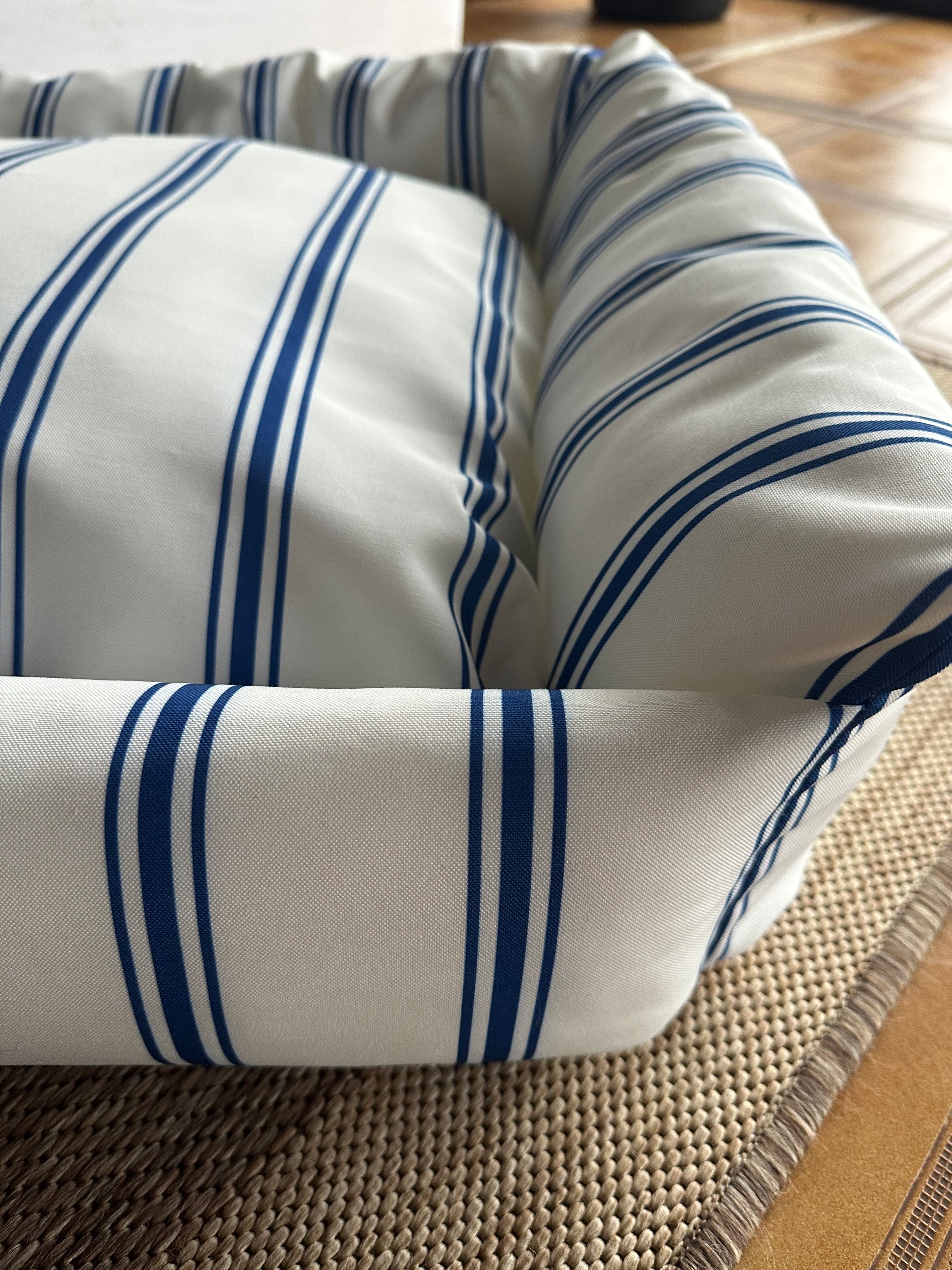 Camita Impermeable Rayitas - Talle M (75x60 cm)